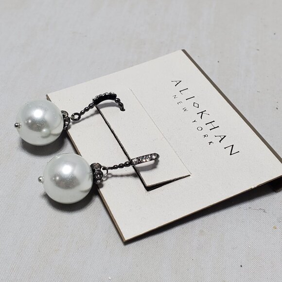 Ali Khan pearl rhinestone dangle fish hook earring - Picture 4 of 5